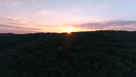 Luftdrohnen-Sonnenaufgang-über-Einem-Wald-In-Frankreich.